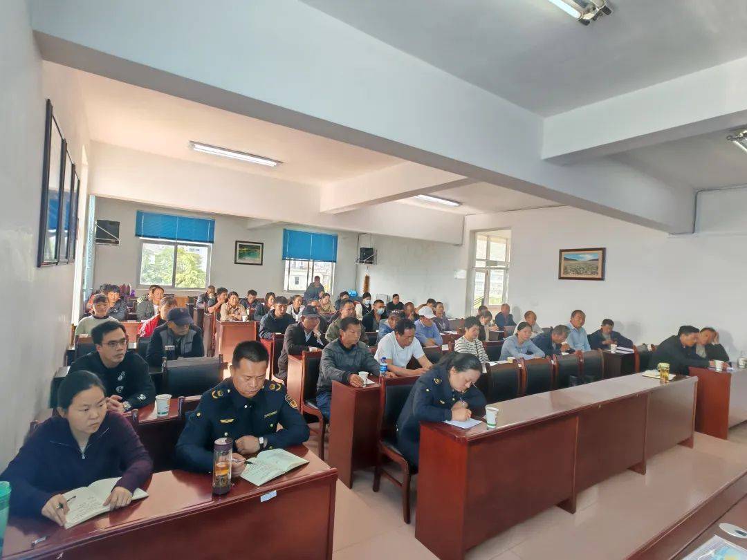 鶴慶縣商務和市場監(jiān)督管理局召開石材加工園區(qū)特種設備使用單位約談培訓會:石材加工